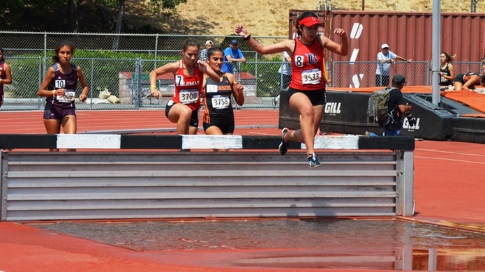 Freshman Destiny Diaz moved from fifth to third place in the women’s 3000 steeplechase.